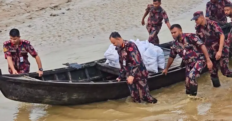 বিজিবির ত্রাণ বিতরণ